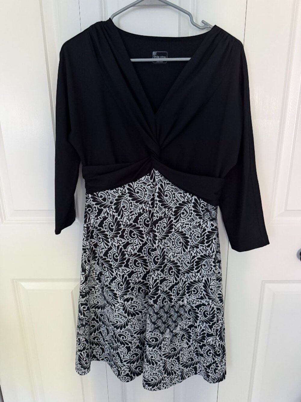 Title Nine Black White Floral Print Dress Size Medium 3/4 Slv. Twist V Neck Knee